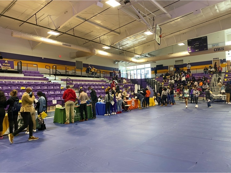 students at a college fair